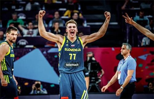 韩国女星穿曼联曼城球衣聚餐。左边是韩国国门金承奎...（韩国女星穿曼联与曼城球衣同桌聚餐，左侧为韩国国门金承奎）