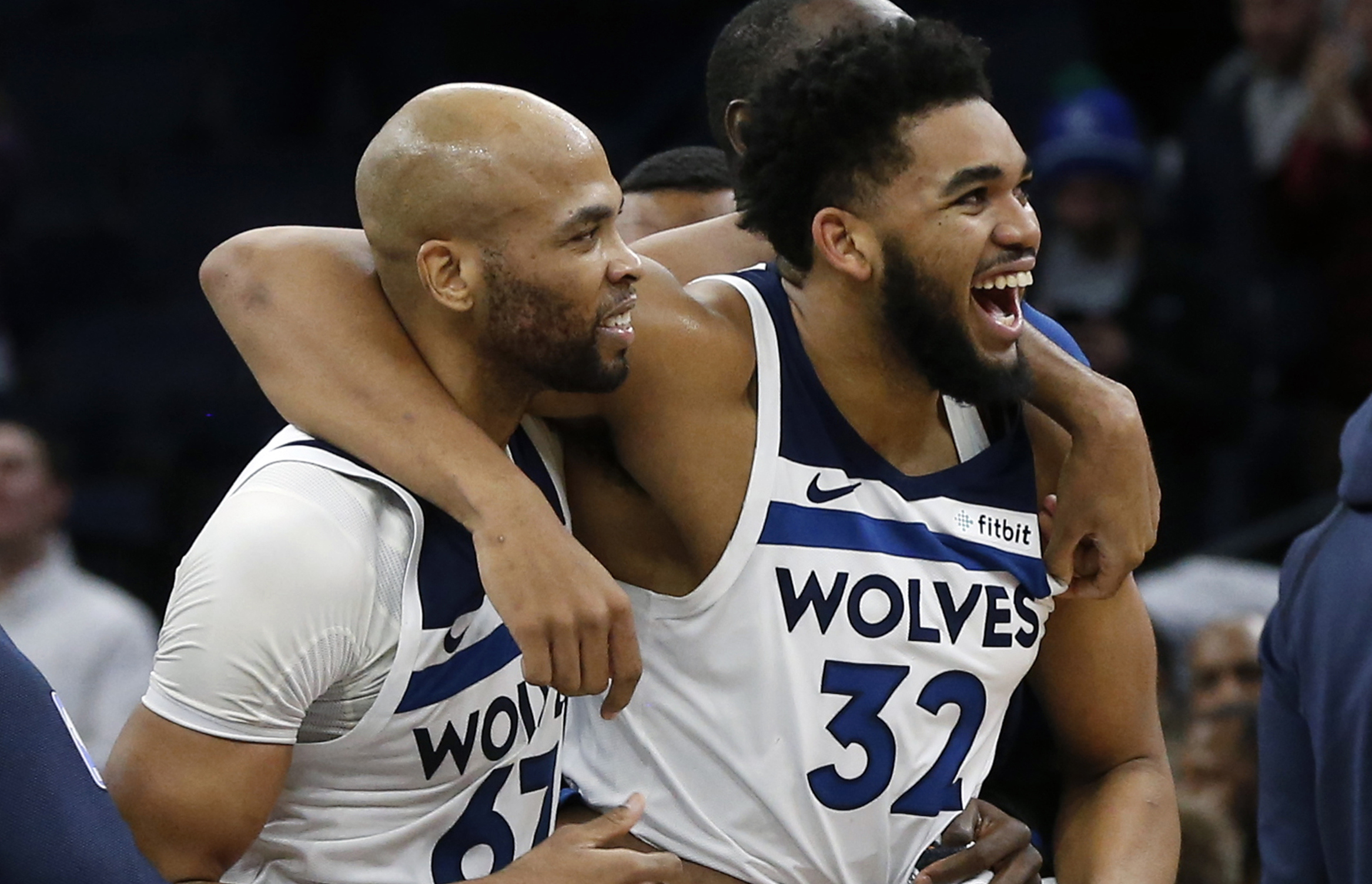 波兰对阵荷兰世预赛中，有球迷向场内投掷烟火迫使比赛被中断（世预赛波兰战荷兰，球迷投掷烟火致比赛中断）