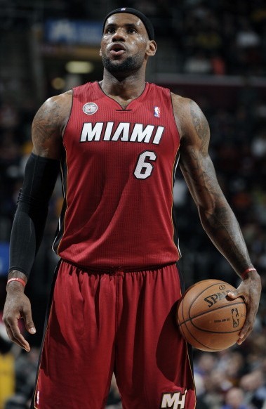 德罗西拿到执教热那亚首胜，目前带队成绩1胜2平保持不败（德罗西收获执教热那亚首胜，率队1胜2平延续不败）