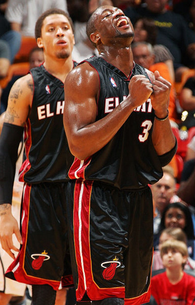 文班亚马大概率出战与雷霆比赛，他已参加多次5v5训练（文班亚马预计出战对阵雷霆，已多次参加5对5对抗训练）