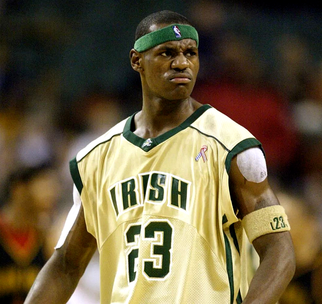 心系老东家，维尼修斯晒穿达尼洛弗拉门戈13号球衣打游戏（情牵旧主，维尼修斯晒身穿达尼洛弗拉门戈13号球衣打游戏）