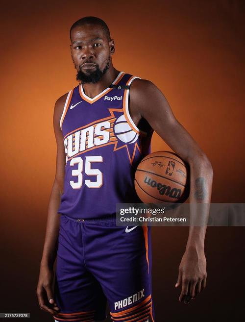 裤袜：C罗和姆巴佩的不同？C罗求胜欲更强；我可能38或39岁退役（裤袜谈C罗与姆巴佩差异：C罗胜欲更盛，自己或在38至39岁挂靴）