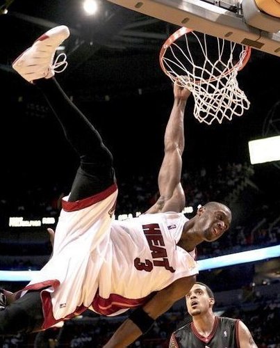 海港6日上午转道新加坡去新山，颜骏凌、徐新获颁纪念球衣（海港队6日上午经新加坡转赴新山，颜骏凌与徐新获赠纪念球衣）